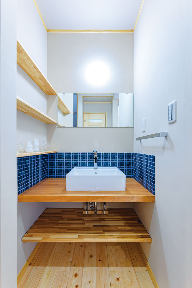 廊下にあった物入れを、ゲストも使えるオープンな洗面スペースに