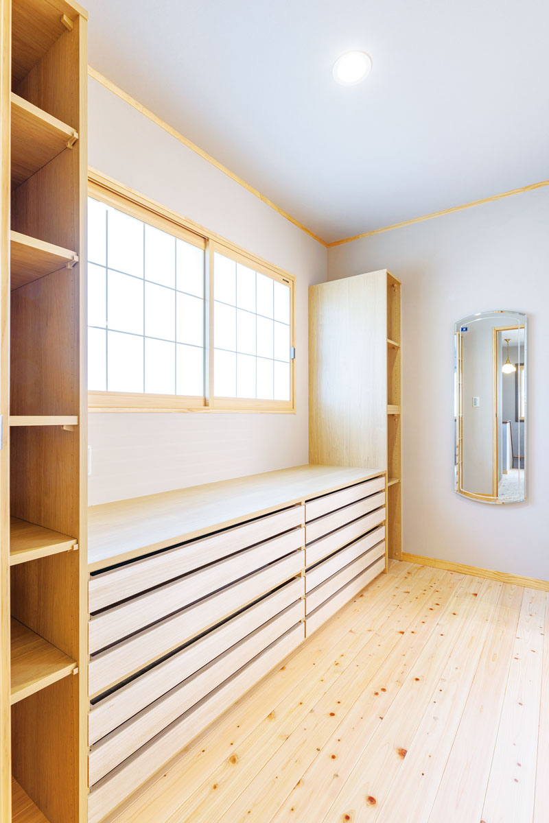 着物と帯、小物をしっかり収納できる和箪笥や棚と、姿見を設置した着物室