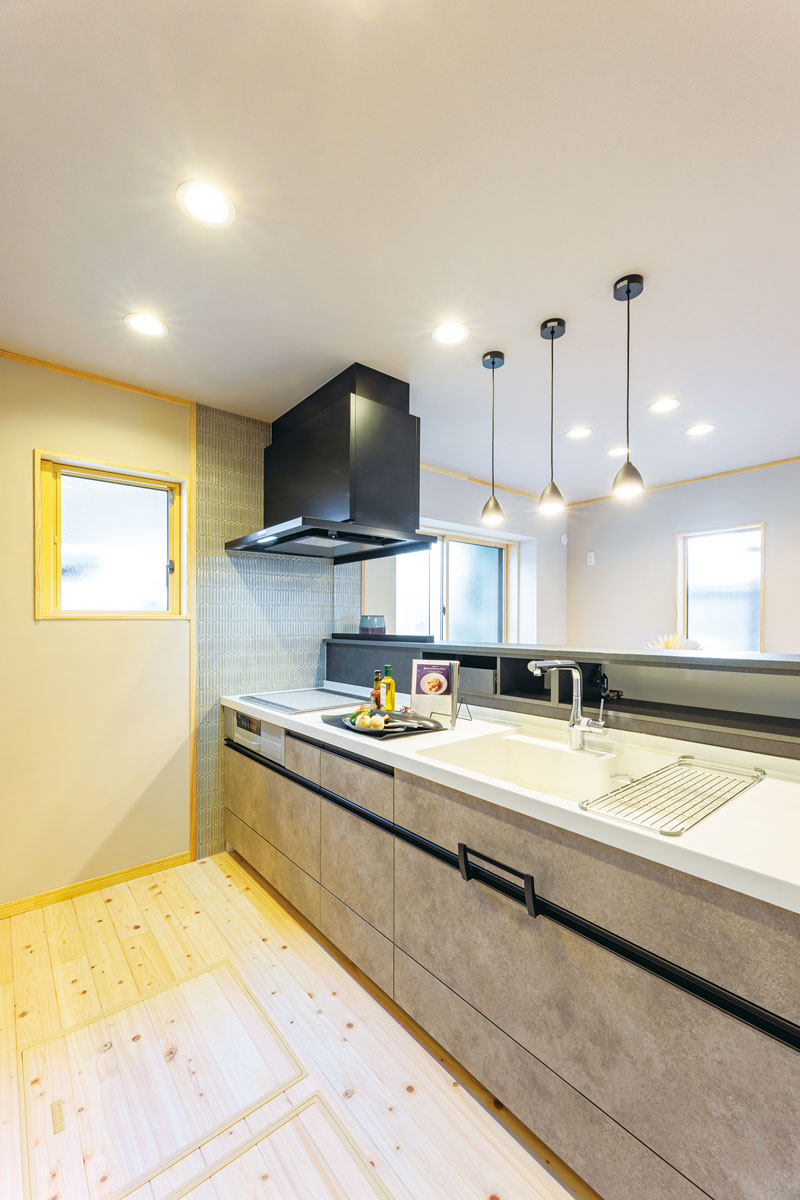 上部にあった吊戸棚などを無くして開放的に変えたキッチン