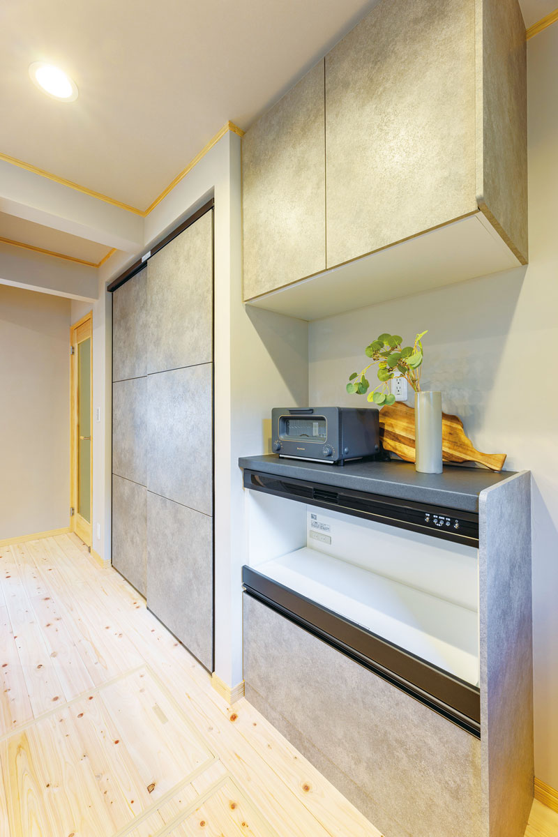 キッチン背面にあった洗面室への開口部を壁に変え、収納を充実