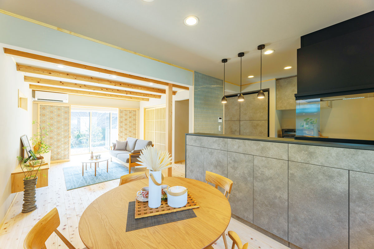 キッチンをモダンな印象のダークカラーにすることで、空間を引き締めました