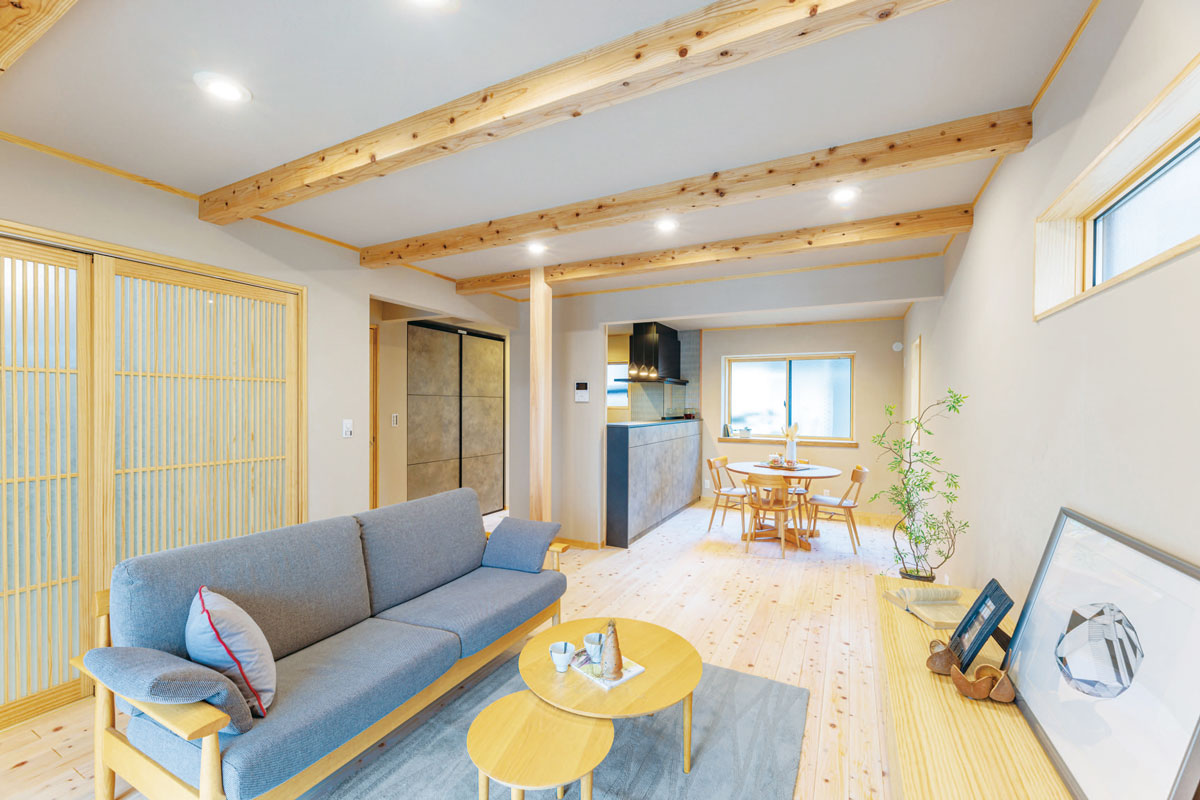 天井にヒノキの化粧梁をプラスして、天然素材の心地よさに包まれるLDK