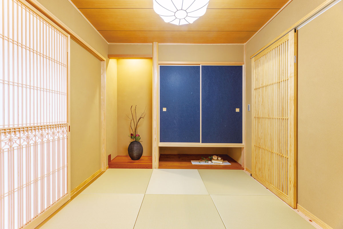 リビングに隣接する和室を板の間に変え、置き畳を敷きました
