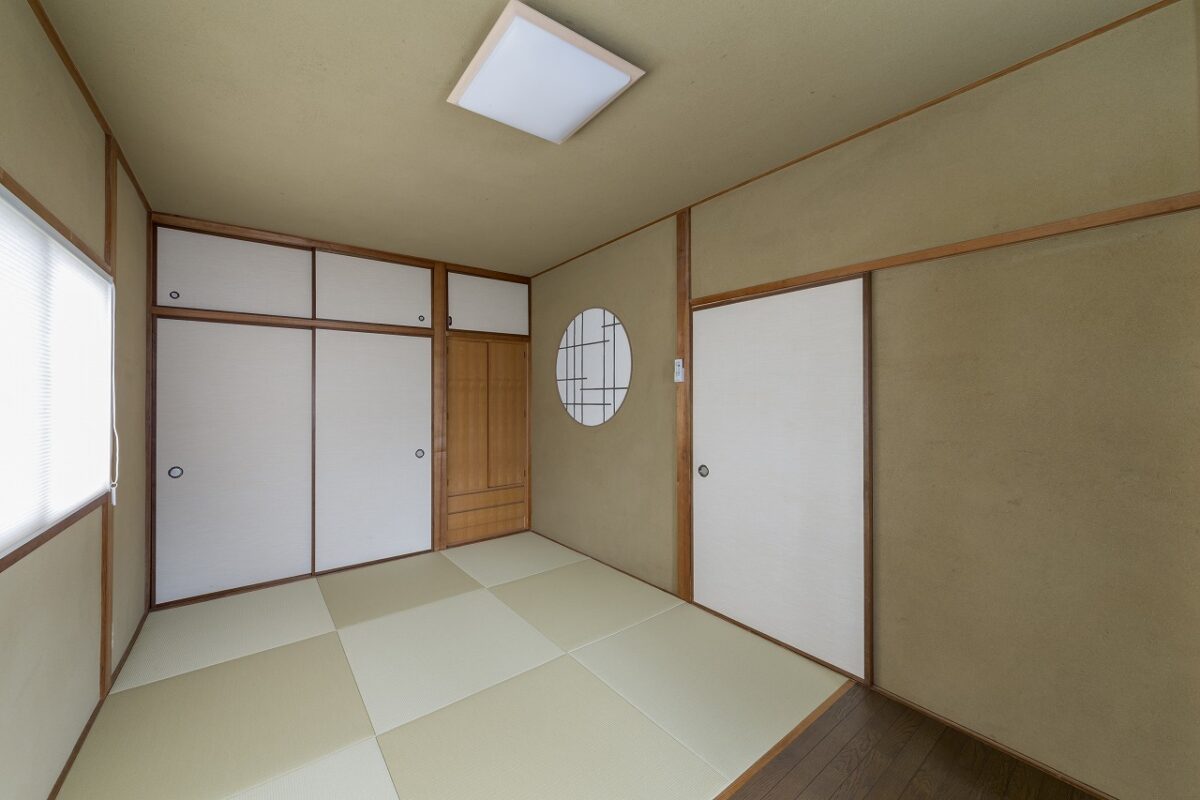 2階の和室は畳を張り替え、壁と天井を光冷暖対応に。丸窓障子風の壁は左官さんのセンスで施されました。