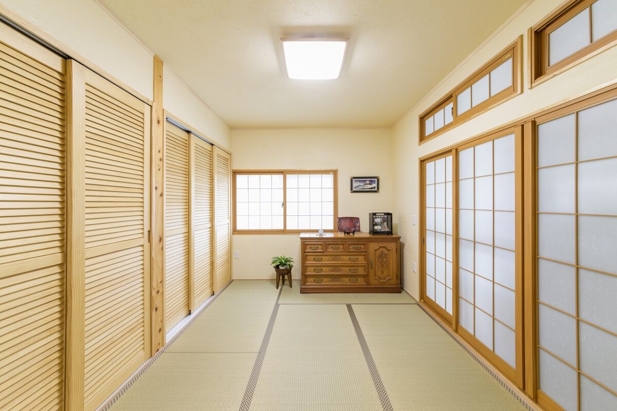 寝室でもある和室は明るく一新。床の間まで押入れにつくり変え、大きな壁面収納に。
