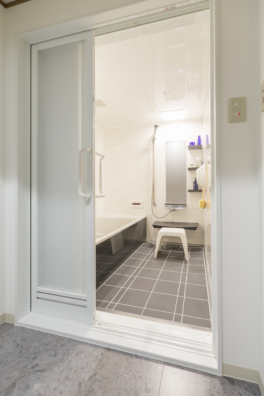 洗面室と浴室の床色を合わせ、浴室のトビラは引き戸にして入浴時の安全性を高めました。