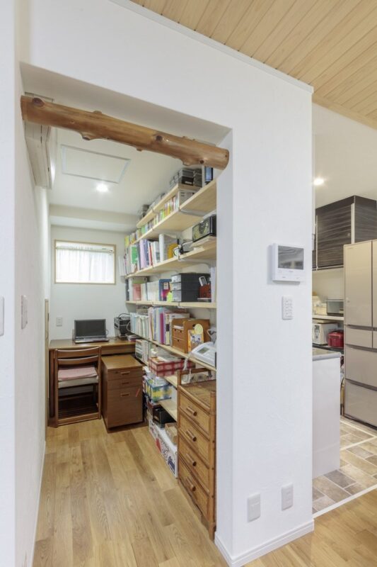 1階キッチンの横には収納スペースとしても使える書斎を設けました。
