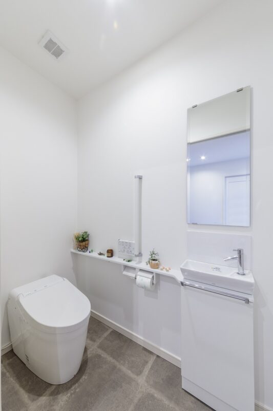 除菌効果がある最新のトイレとお手入れ簡単なクッションフロアで掃除の負担も軽減。
