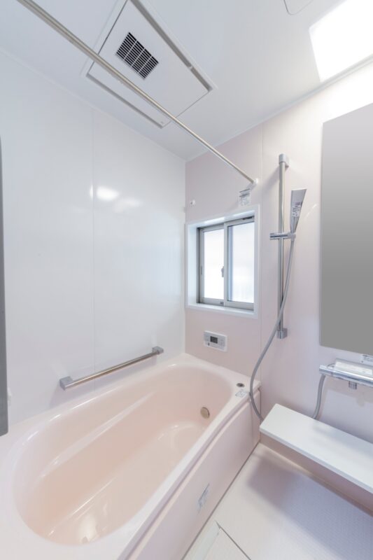 最新のユニットバスを導入。浴室はピンクをベースカラーにチョイス。