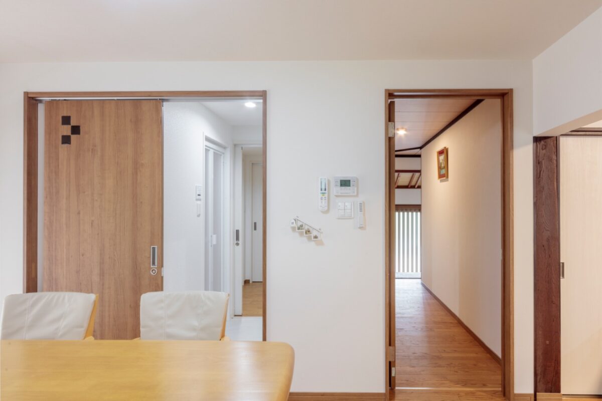 左扉は、LDK→洗面脱衣室→家事室に、右扉は、玄関へとつながる便利な動線。