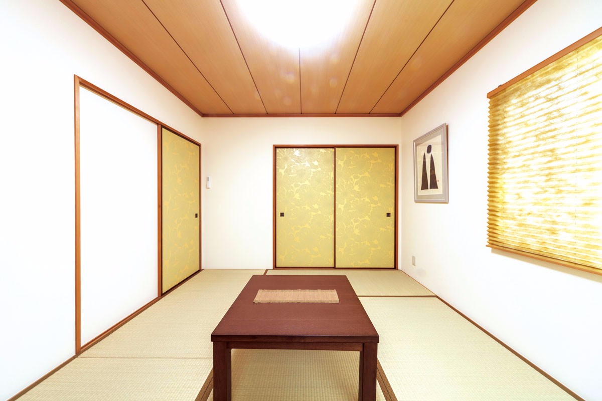 2Fの和室は和紙風の白いクロスをベースにし、アクセントとして建具に柄クロスを。