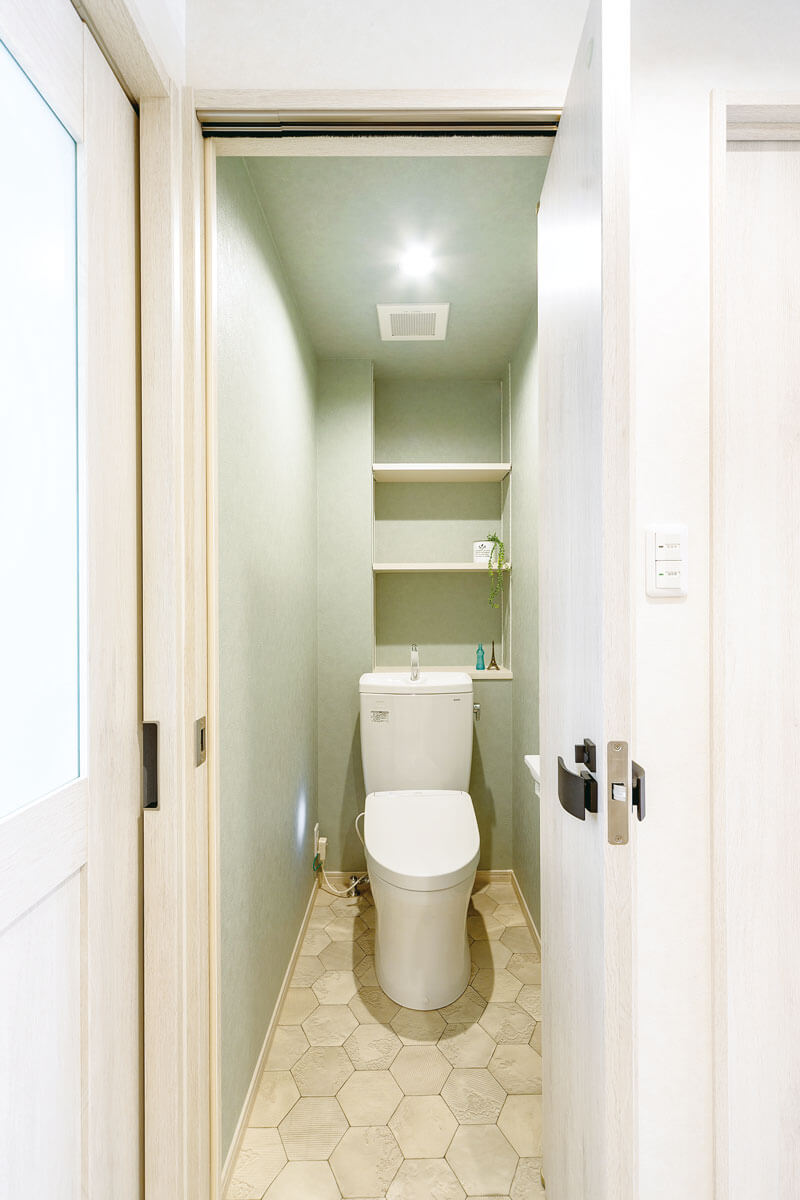 壁の汚れが気になっていたトイレは色つきクロスでエレガントな空間に。
