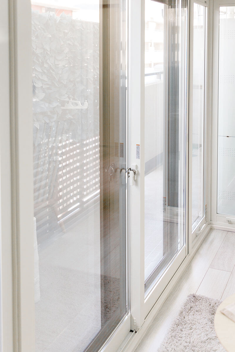 ペアサッシの内窓は寒さ対策だけでなく、部屋をホワイトで統一するインテリア効果も。