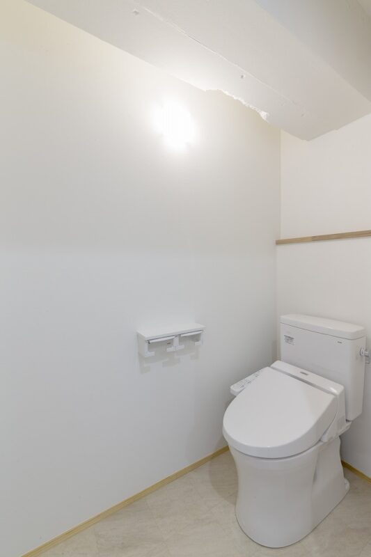 空間をスッキリさせるため、トイレ内にある大きな梁も壁と合わせて白く塗りました。