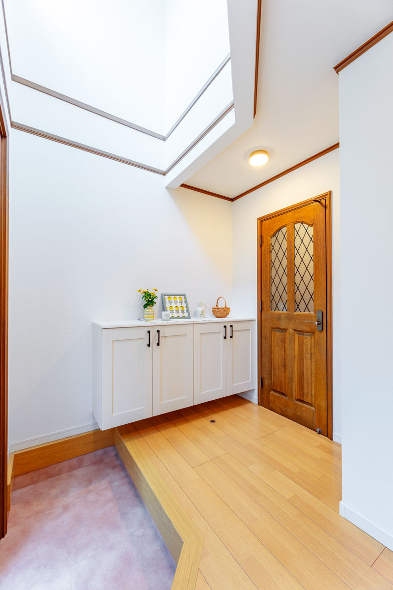 ガレージへの扉を塞いで壁にしたことで玄関収納が向上