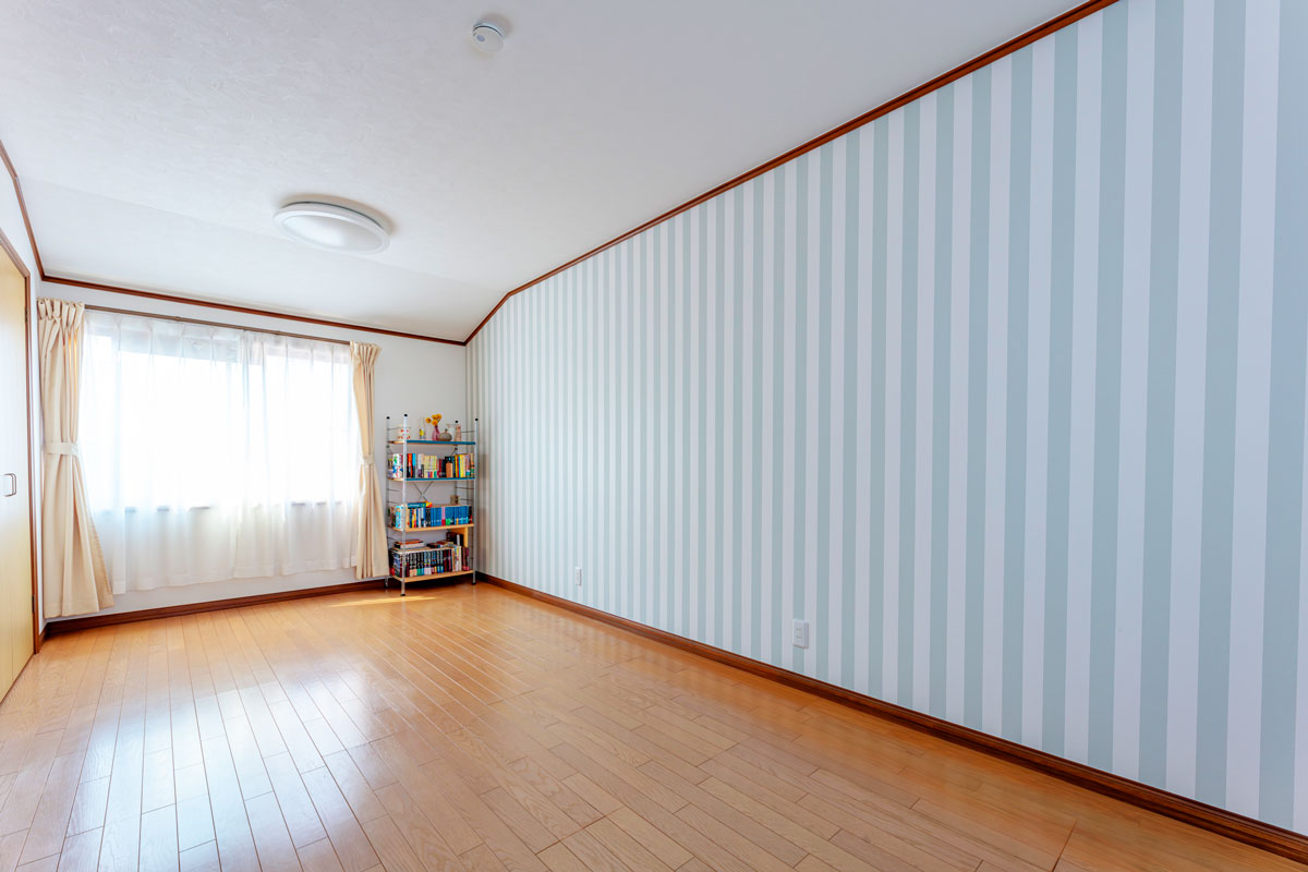 不要な窓は内側から壁を作って塞ぎました。外壁工事よりもコストが抑えられています。