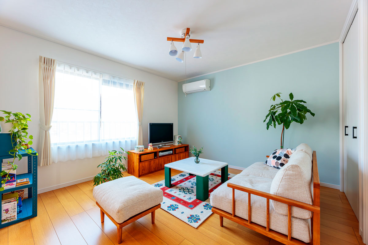 淡いブルーのアクセントクロスでさわやかなリビングに