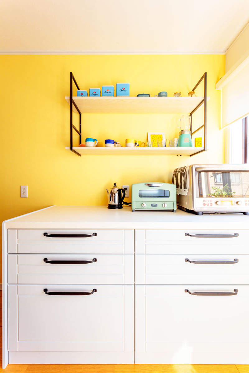 奥行きのあるカップボードは収納力があり、作業台としても活躍