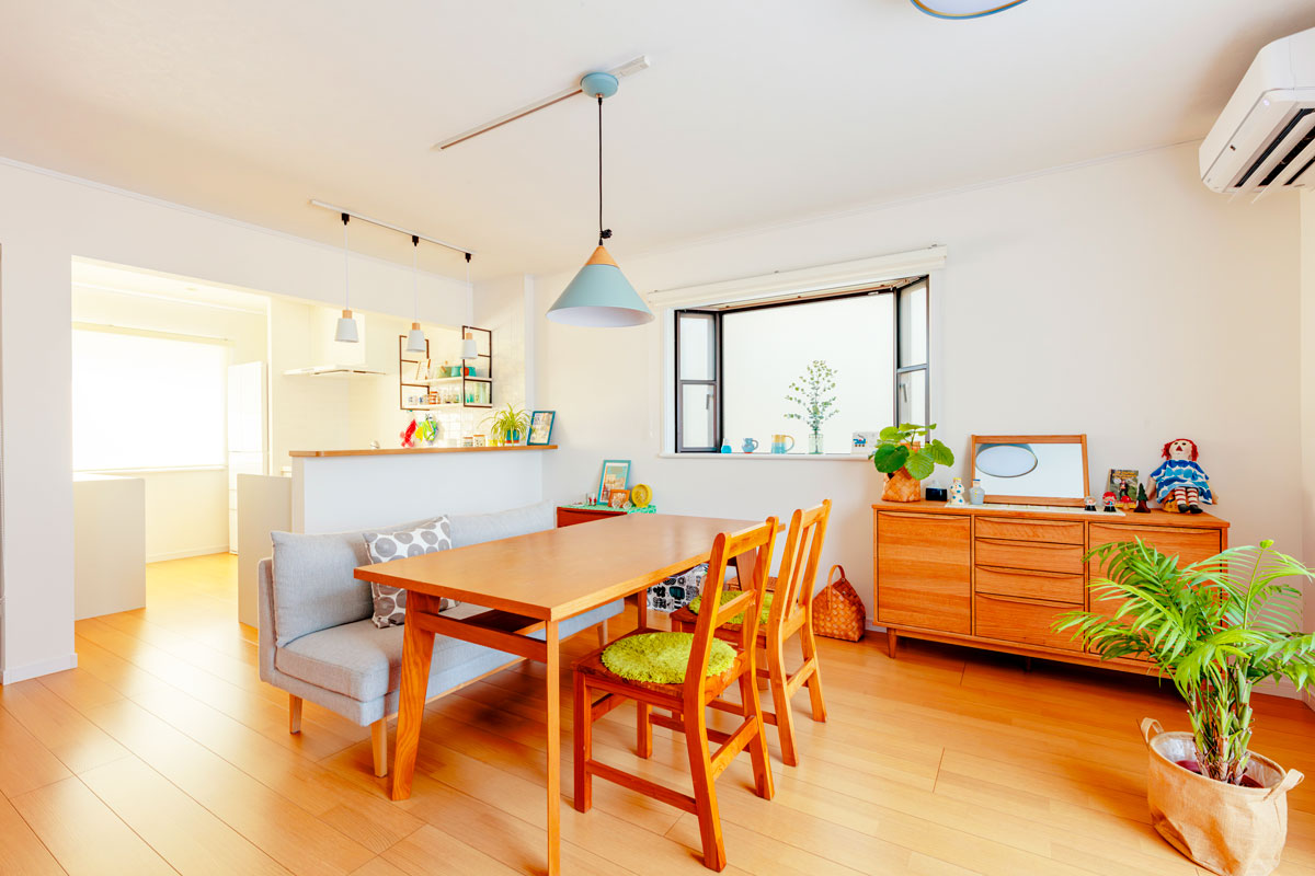 既存の出窓は窓枠を白くし部屋の雰囲気に調和させています