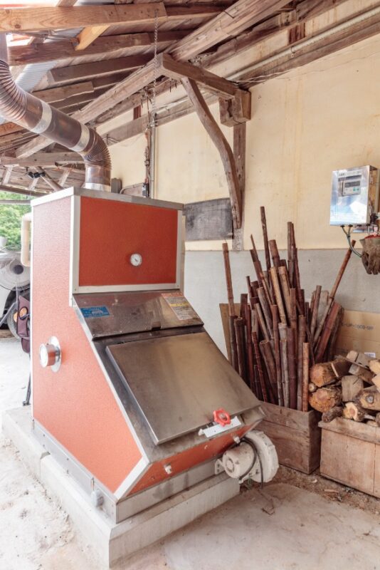 新たに設置したウッドボイラー。薪を燃やした熱で湯を沸かし、お風呂や床暖房の温水に用います。