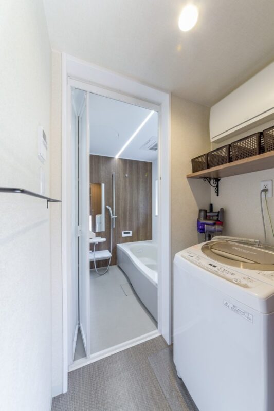 狭かった浴室は広くなり、洗濯もすぐ隣の広縁に干すため家事動線は快適。