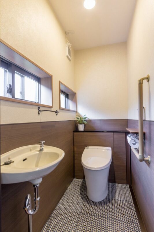 トイレのタイルはそのまま残し、レトロな雰囲気と新しい内装を調和させました。