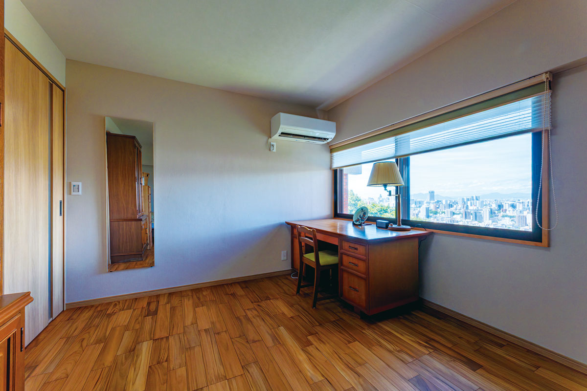 美しい景色を望む書斎机が、ご主人のお気に入りの場所です