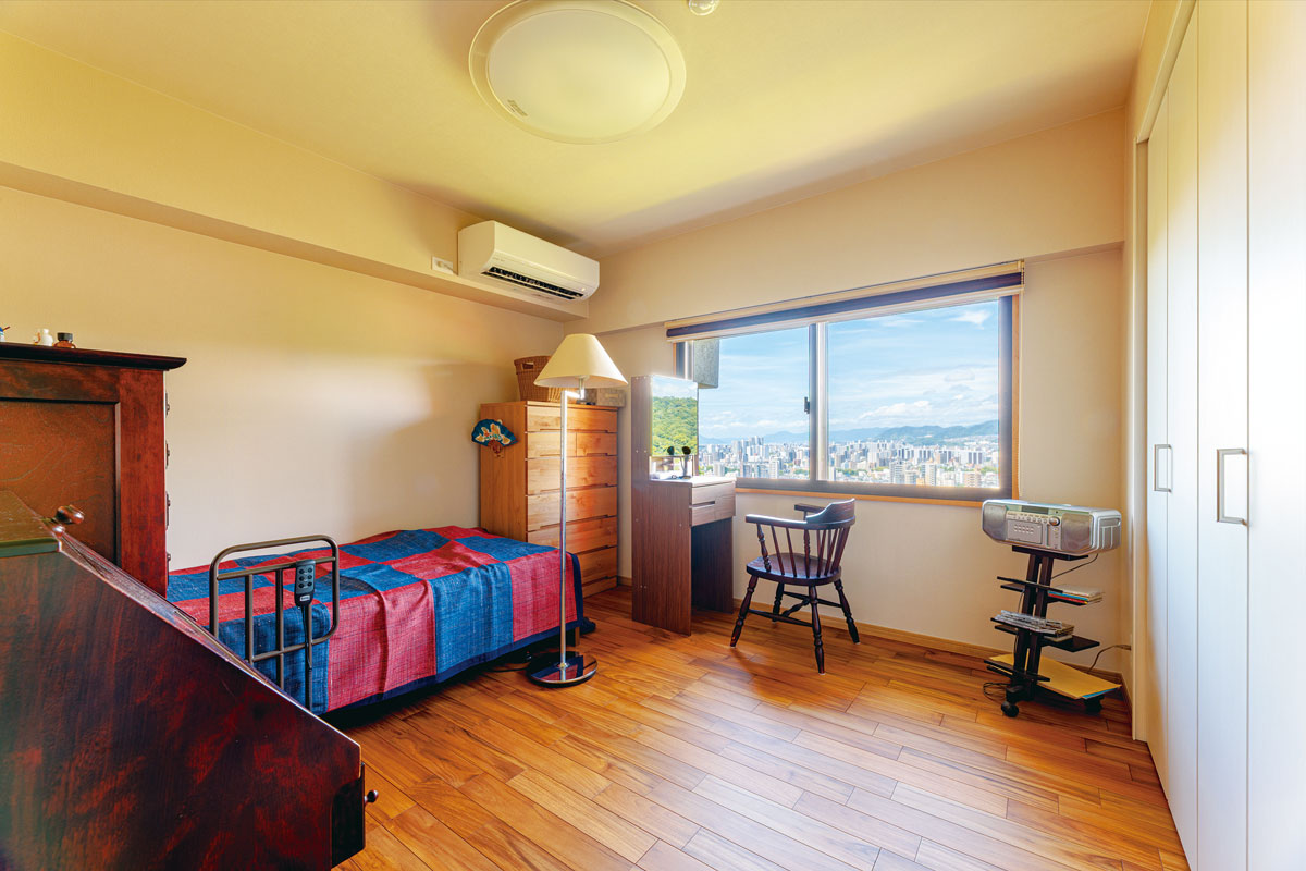 押入れは使いやすいクローゼットに変え(写真右手)、明るい窓辺にドレッサーを置いた奥さまの寝室