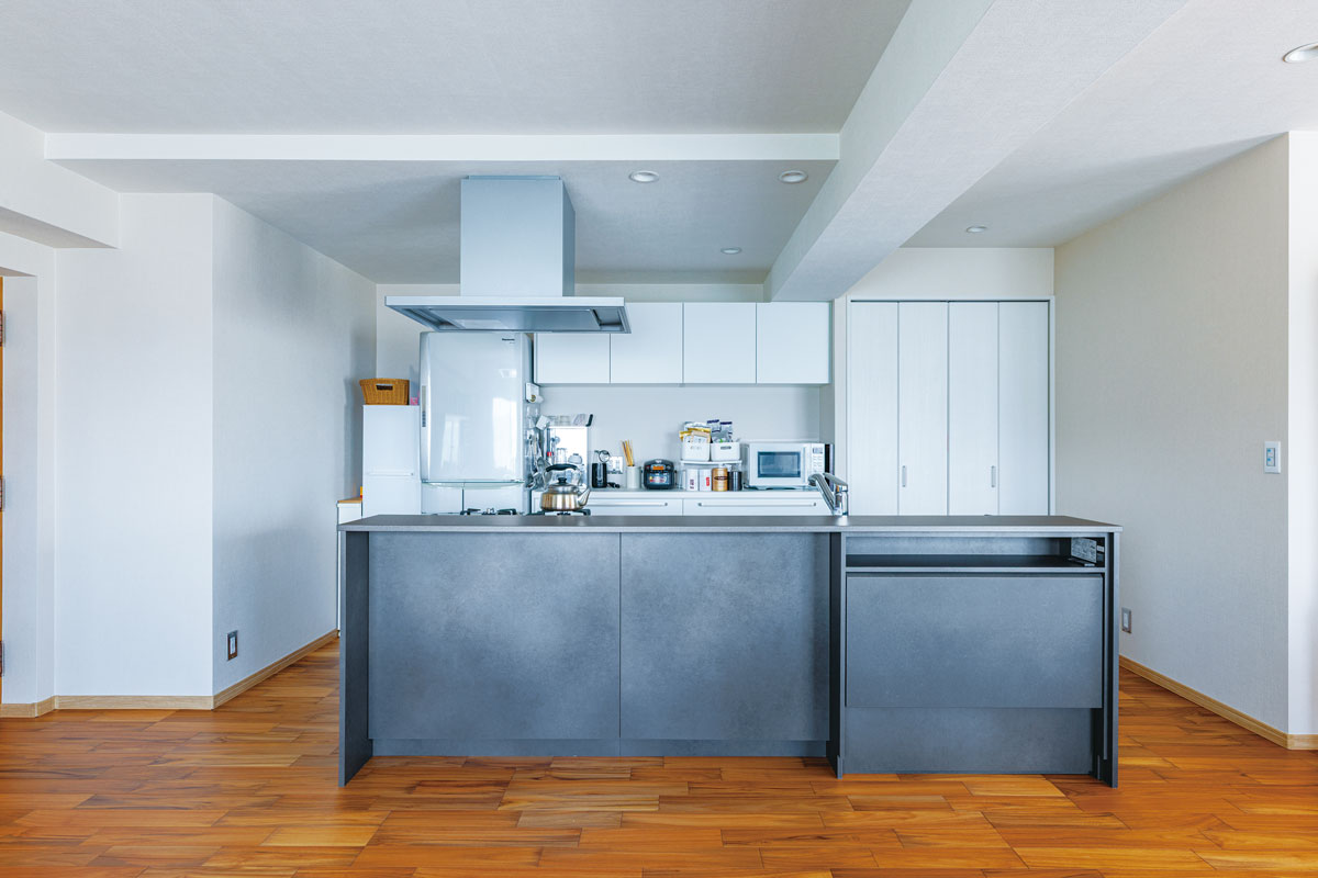 キッチンは回遊できて出入りしやすいオープンなアイランドスタイルにしました