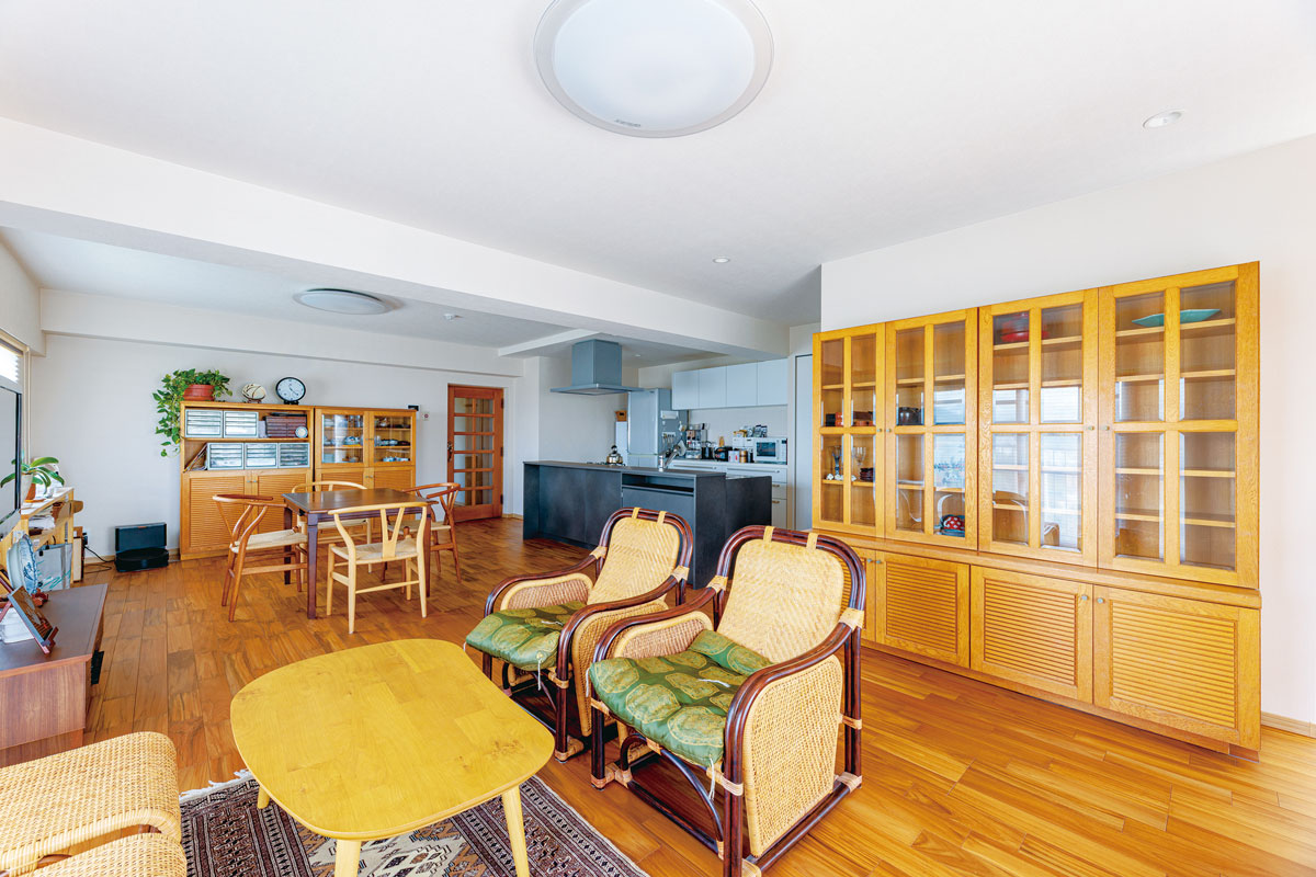 LDKの一角は壁で仕切り、リビング側には手持ちの食器棚を設置し、地震による転倒を防ぐため金具で壁に固定しました