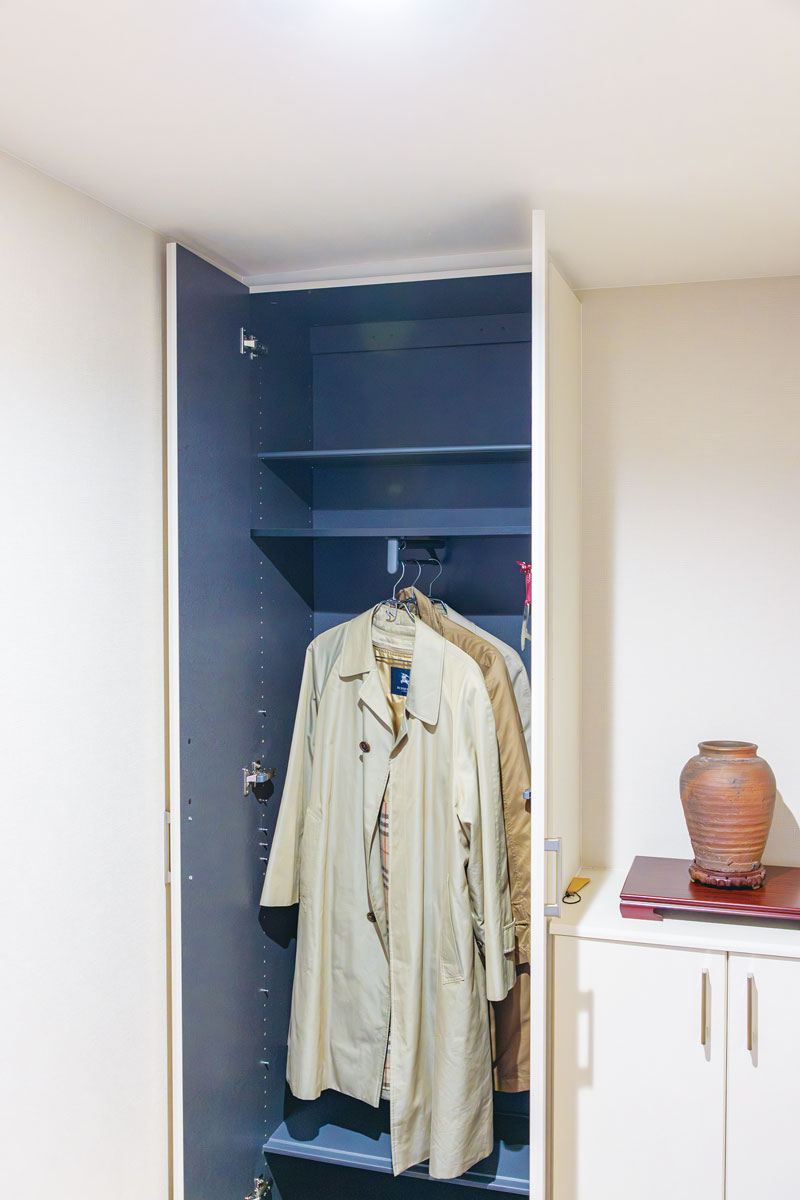 玄関収納はL字型に変更、トールタイプはコートが掛けられるようにカスタマイズ