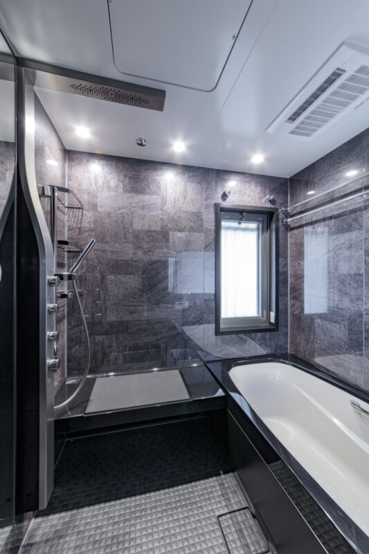 浴室はLIXILのスパージュ。オーバーヘッドシャワーから降り注ぐ柔らかな湯に癒されます。