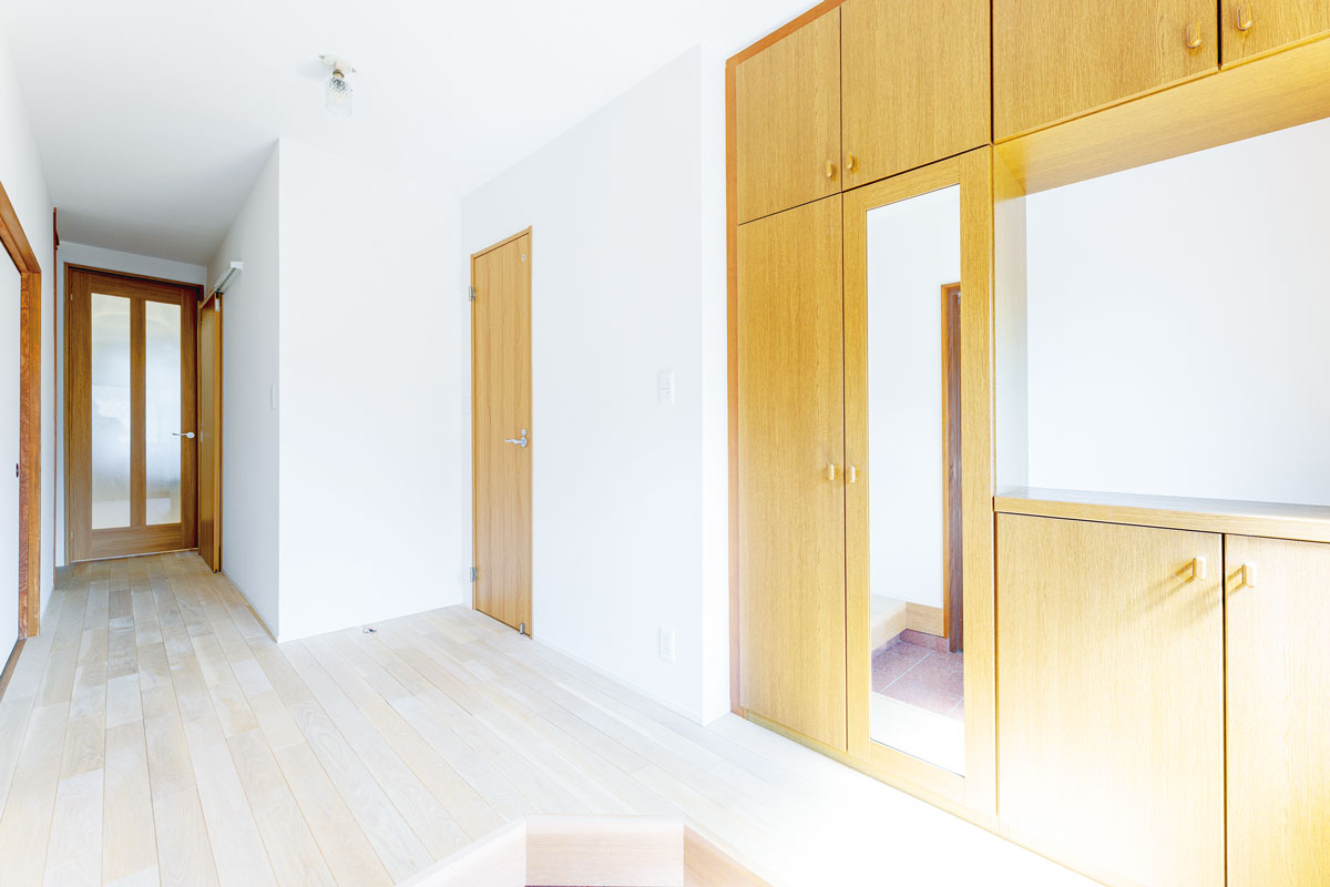 廊下からLDKまで段差なくつなぐのは、北海道産のナラ材を用いた無垢フローリング