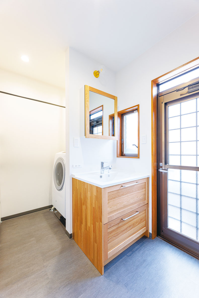 洗面室を拡張して、洗面台の裏にランドリースペースを追加しました