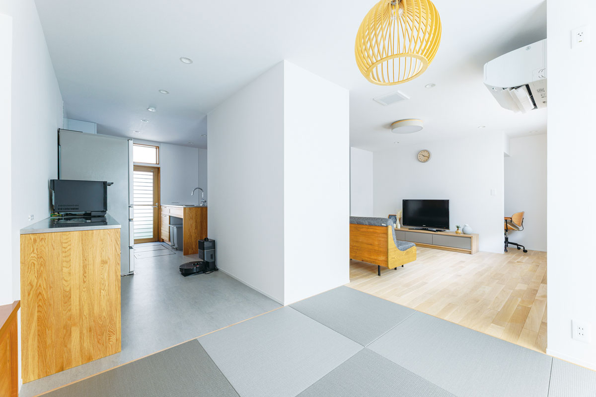 リビングとキッチンの両方向に段差なくオープンにつながる4.5帖の畳スペース