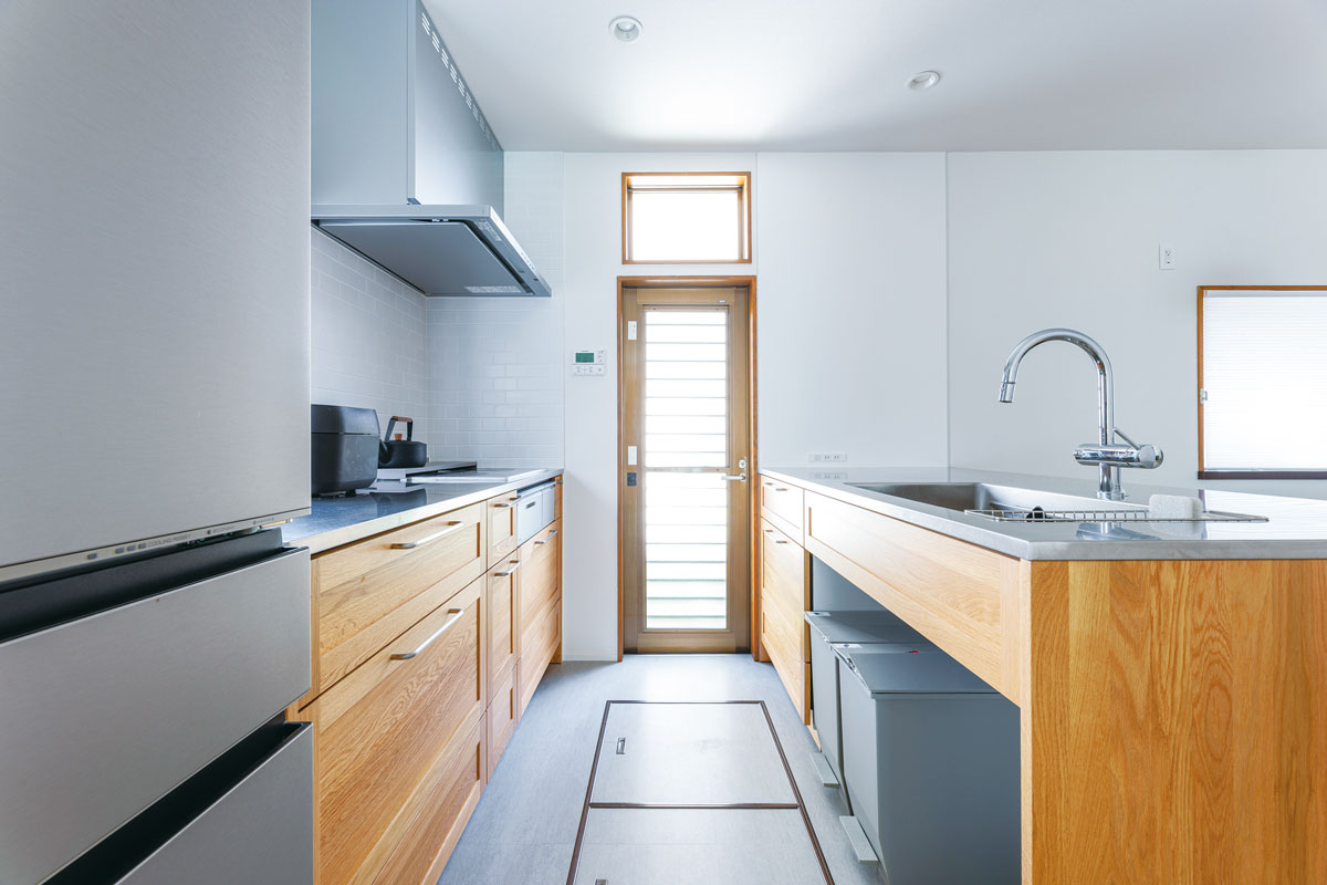 デザインを気に入った無垢材のキッチンを選び、吊り戸棚も無くしてすっきりとなりました