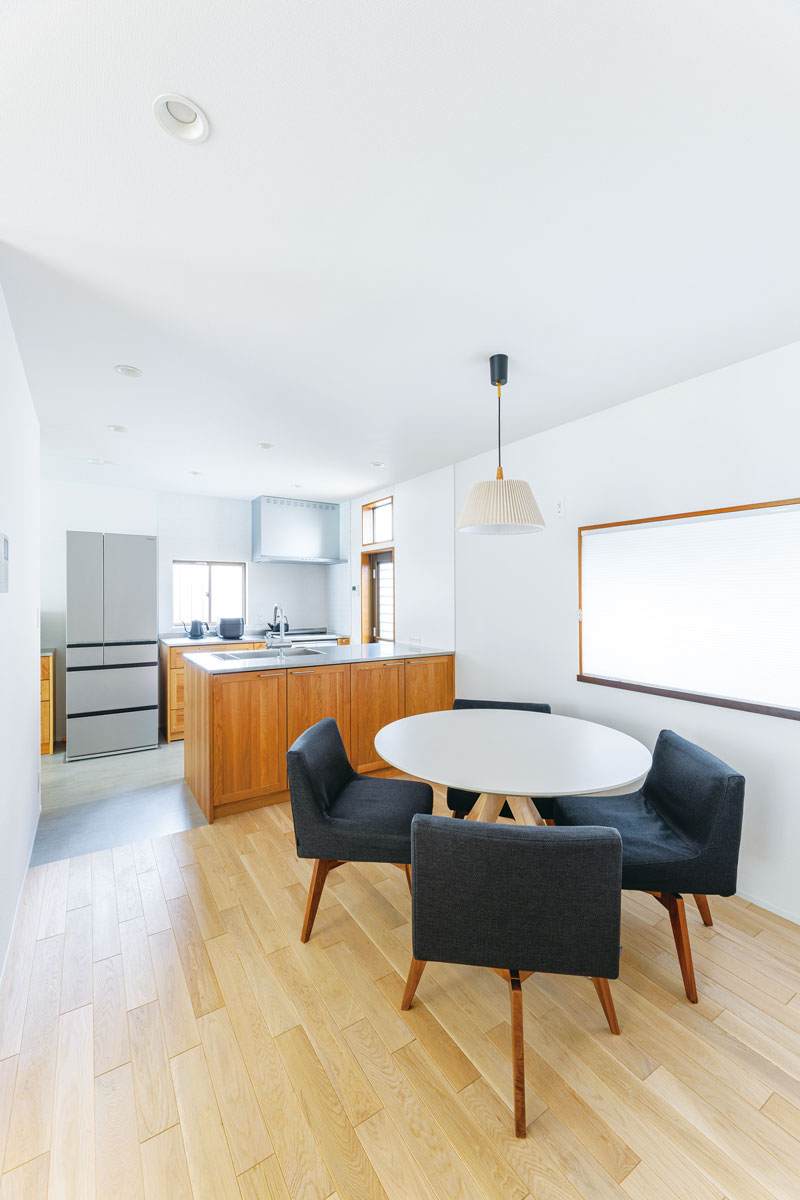 キッチン側とダイニング側にそれぞれオープンな開口部を設け、明るさと開放感をプラス