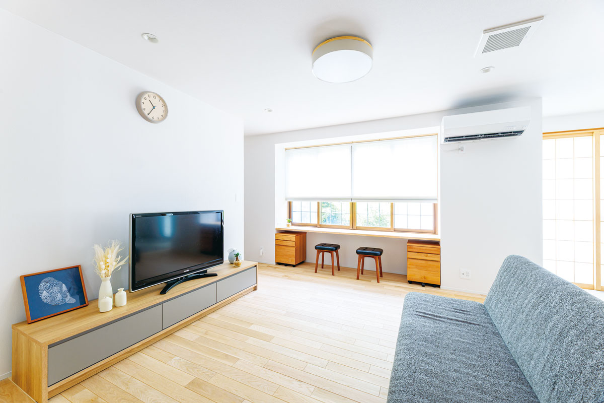 DK、和室との間にあった建具と壁を取り除いて空間をつなぎ、ゆったりとくつろげる開放的なリビングに