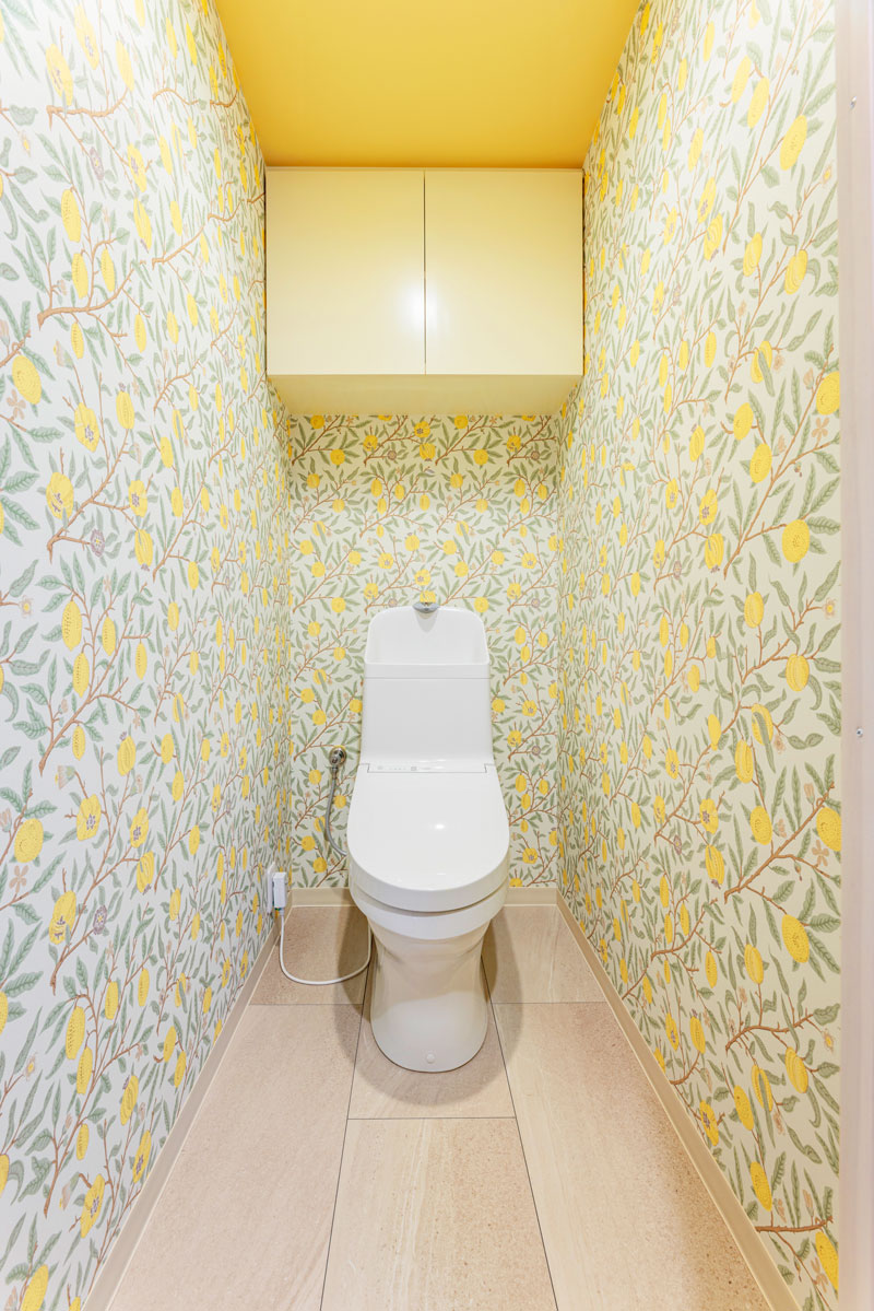 トイレにはウィリアム・モリスのフルーツ柄のクロスを採用。
