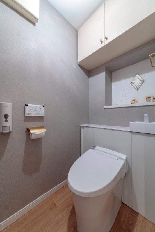 トイレの収納力を高めるために、収納キャビネットつきのトイレに変更。
