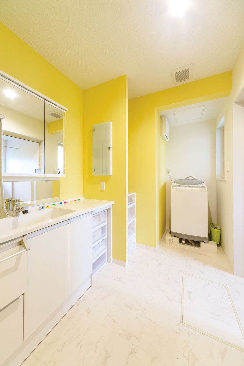 白と黄色の配分を考え抜いた洗面室。