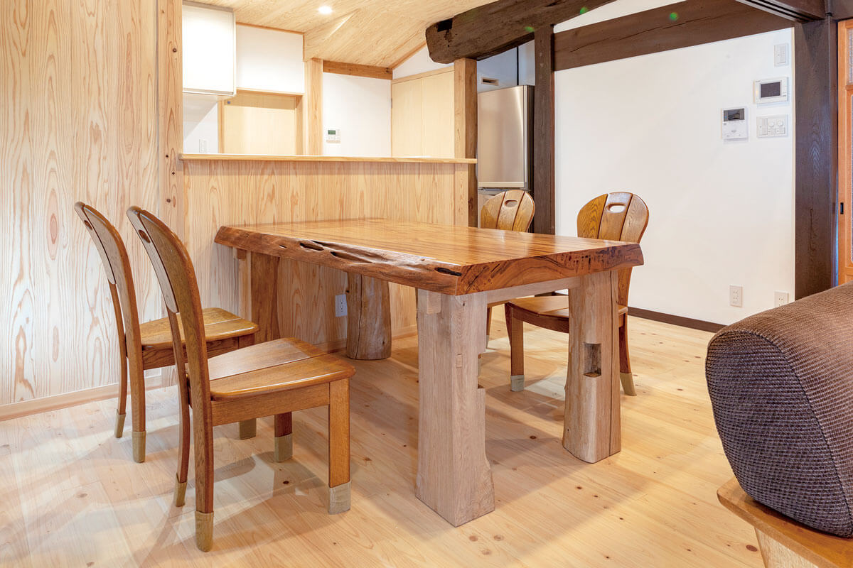 座卓の天板だった屋久杉と床を支える根太だった木材を再利用して、ダイニングテーブルを造作。