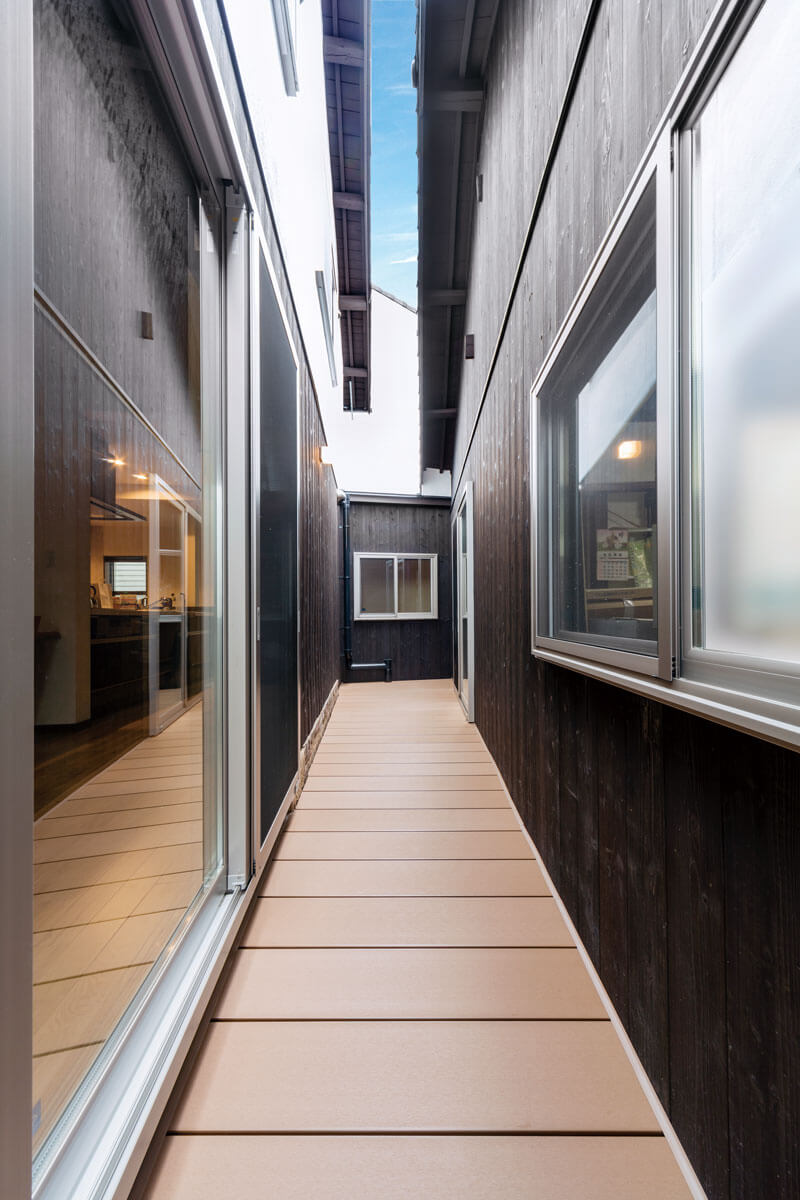 棟と棟の間に板を張った廊下を設置。憩いのスペースとしても活用できます。