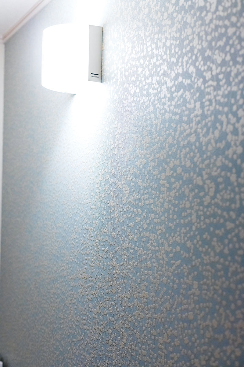 トイレの壁紙には上品な華やかさを感じるクロスを採用。