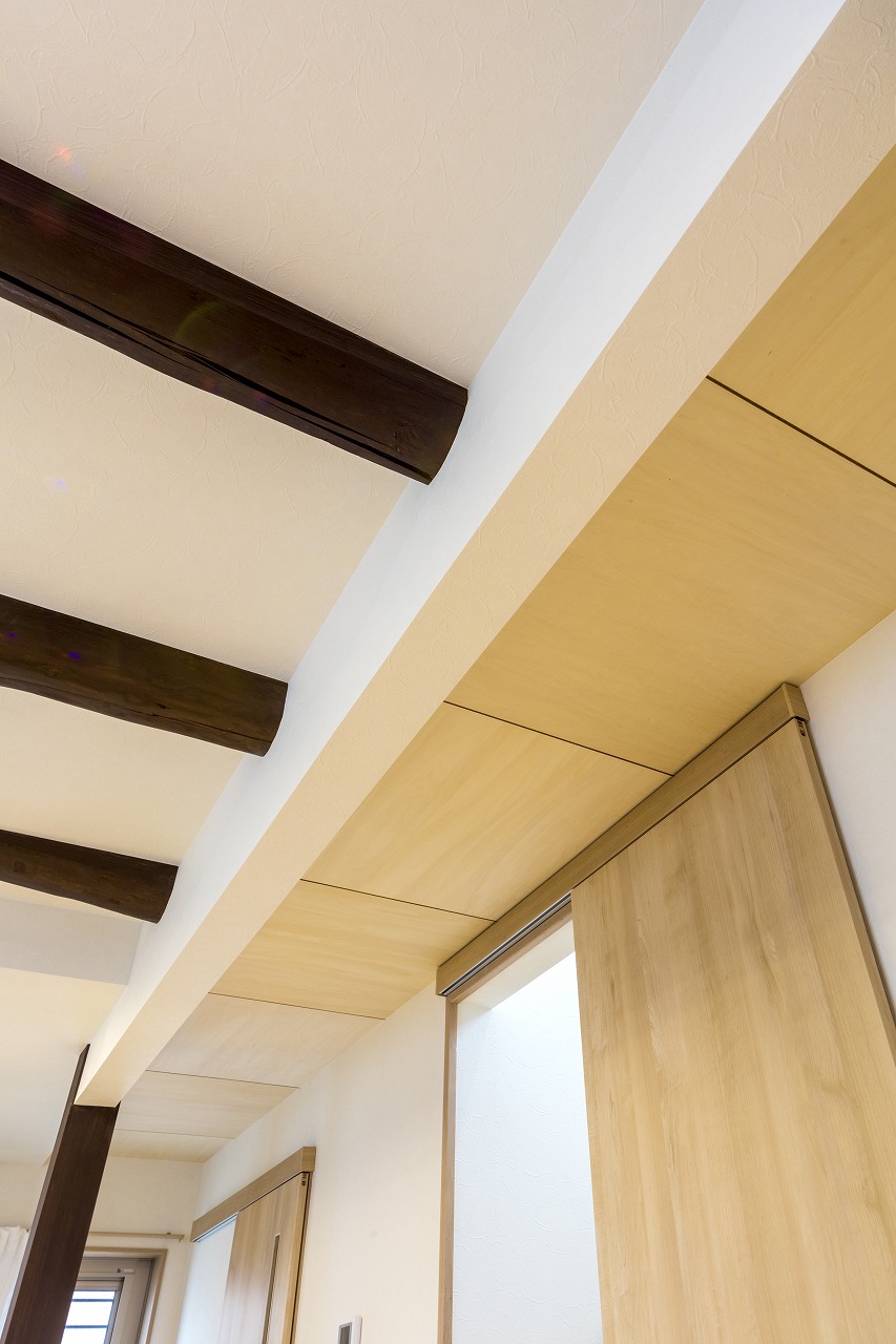 補強のタレ壁を利用して、既存の丸太梁とシナべニア、二つの表情が映える天井になりました。