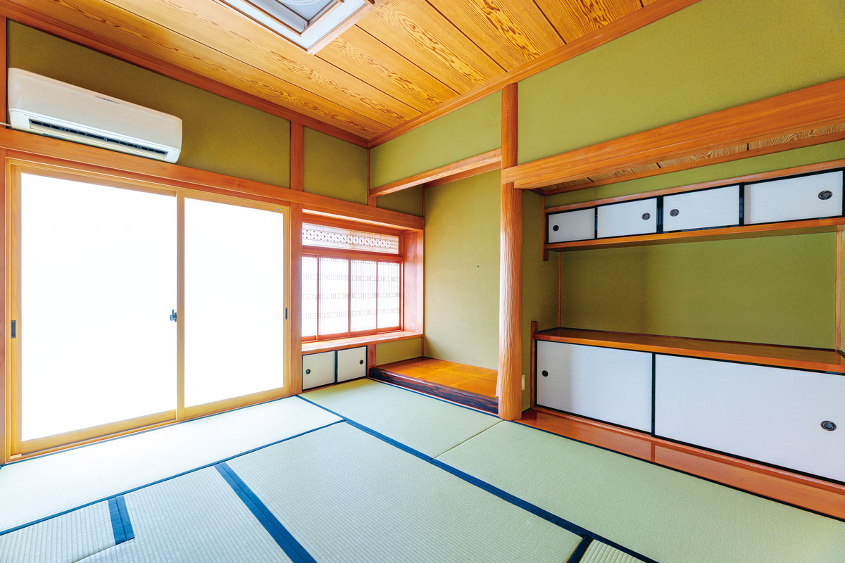 建築時のこだわりと高い技術を感じる和室は残して、障子、畳を一新する表層リフォームに