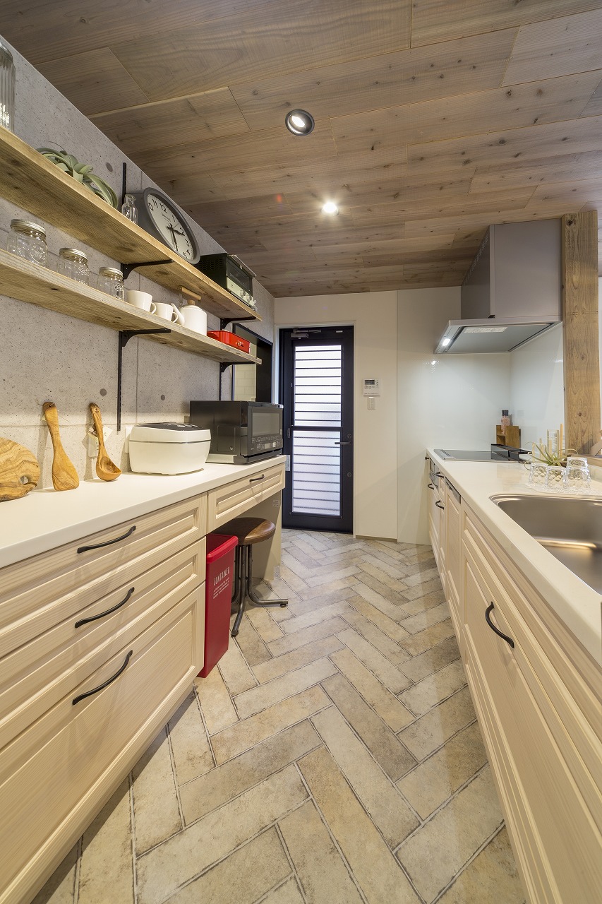 キッチンはウッドワンの「スイージー」。床材はヘリンボーンデザインの長尺シートに。