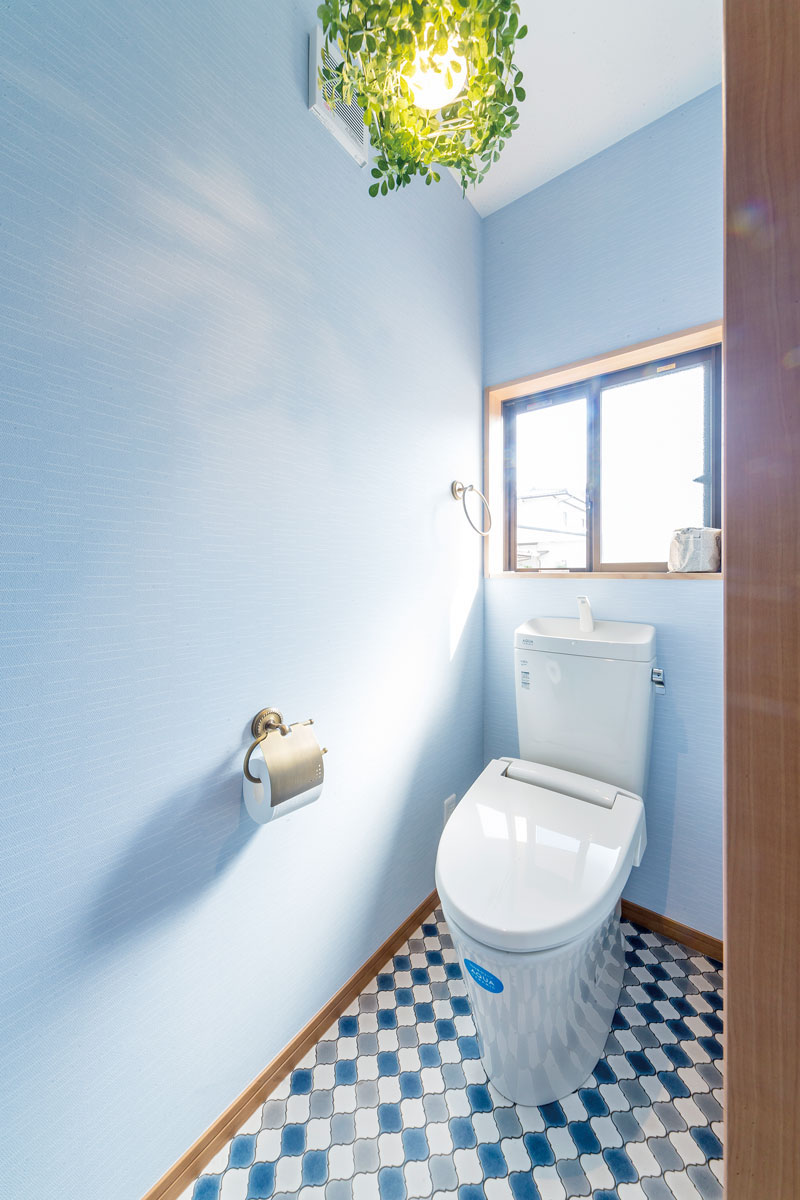 2階のトイレはご主人の好きな爽やかなブルーでまとめています。