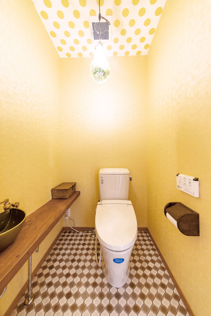 1階のトイレは奥さまの好みで温かみのあるイエローでまとめています。棚は奥さまが塗装しました。