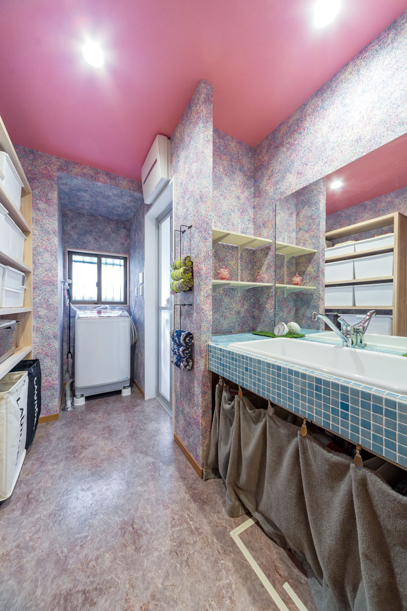 華やかな色彩の壁に、天井とモザイクタイルのカラーリングが映える洗面室。